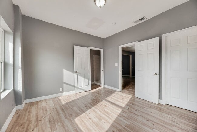 Building Photo - 815 N Travis St