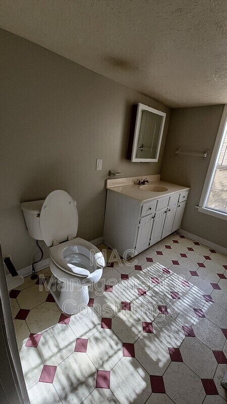 Building Photo - 311 S Mark Twain St