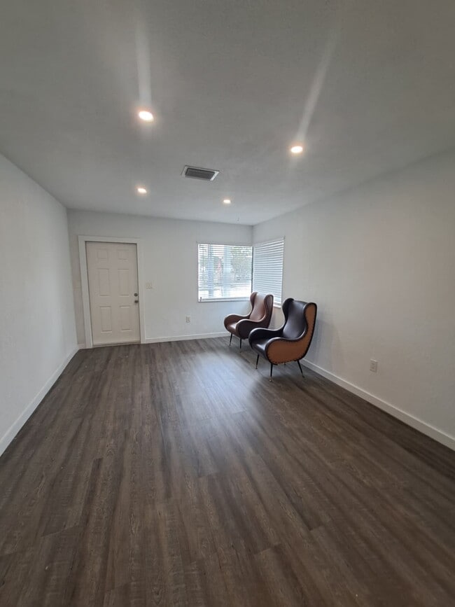 Building Photo - 2835 SW 2nd St