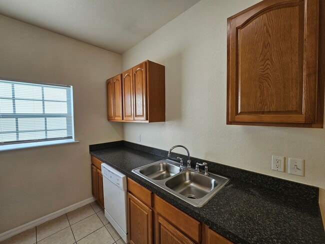 Building Photo - 2/2 ( Eagle Trace) Charming, updated townhome