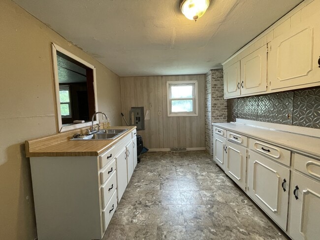 Building Photo - 1165 Hawkins Rd