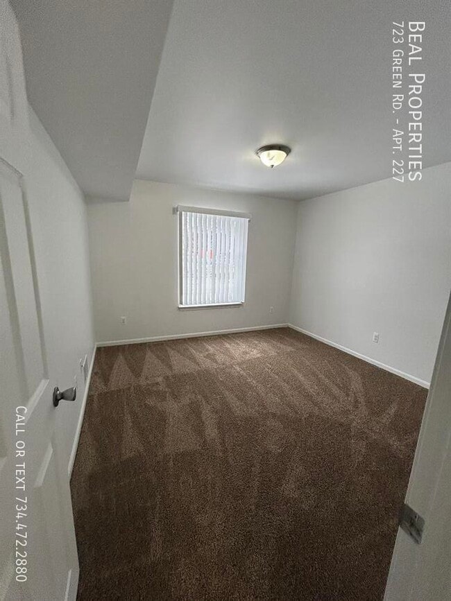 Building Photo - 723 Green Rd