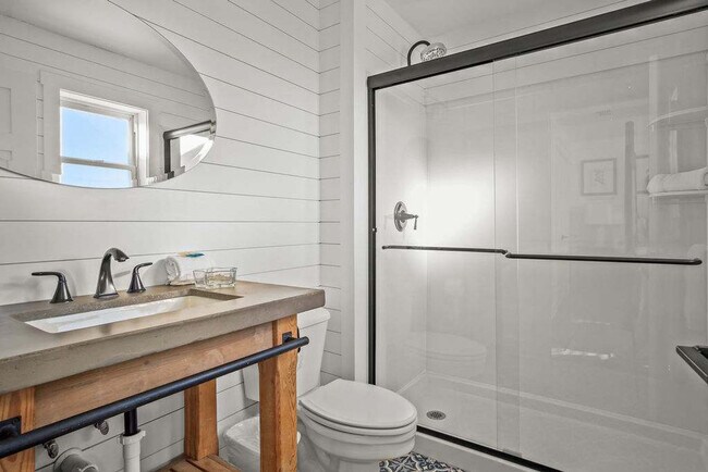 Building Photo - 707 Parkplace-SI ID1036727P