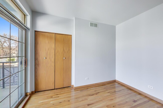 Building Photo - 2032 W Division St