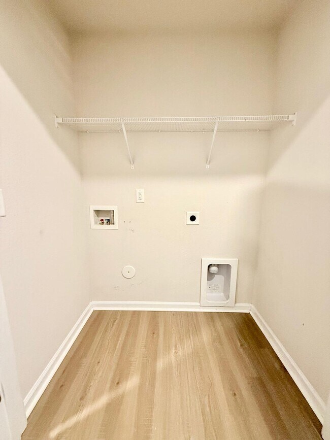 Building Photo - 6200 Lowe Ln