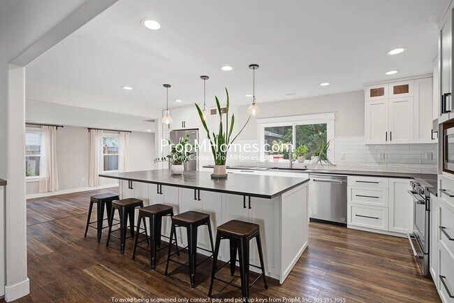 Building Photo - Beautifully Updated 4 Bedroom Home in Hillsboro!