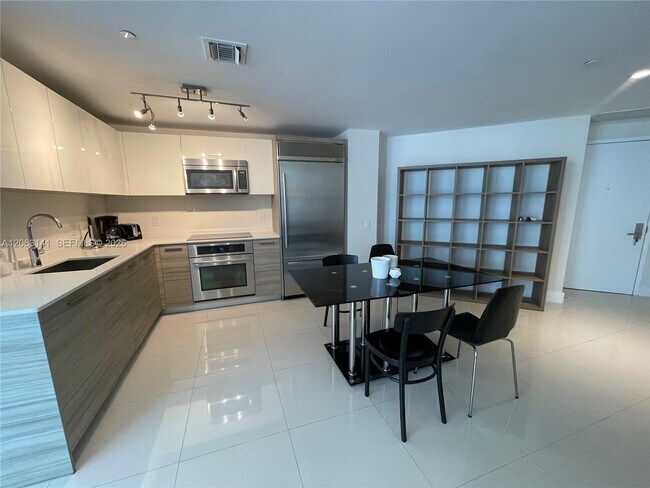 Building Photo - 1300 Brickell Bay Dr