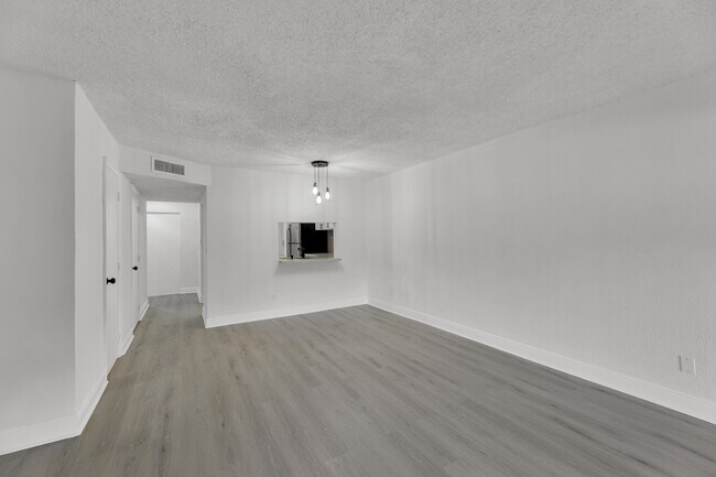 Building Photo - 904 Banks Rd