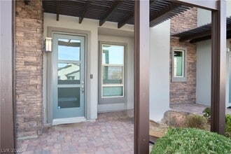 Building Photo - 572 Pear Lake St