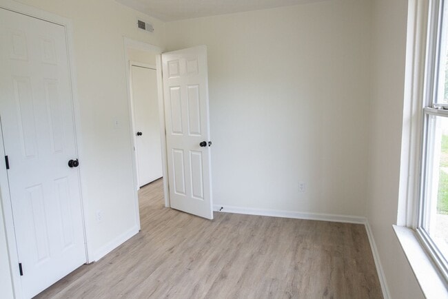 Building Photo - 731 E Deshler Ave