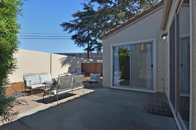 Building Photo - Great Home in Secure Complex