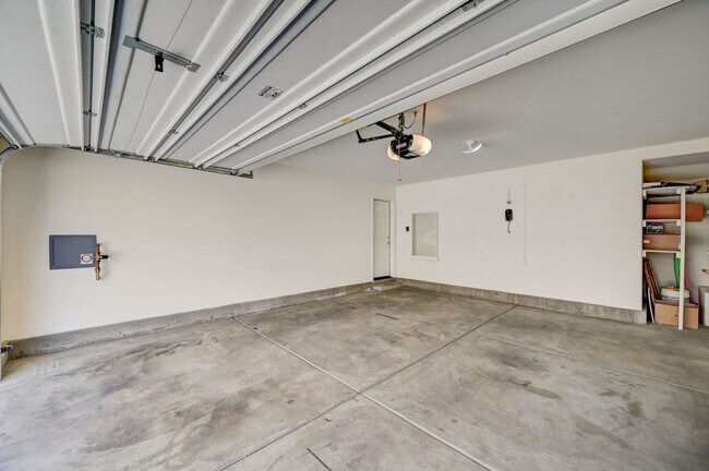 Building Photo - Exquisite Townhome - Life of luxury