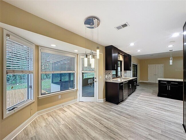 Building Photo - 6846 Lake View Dr