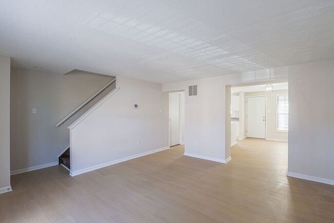 Building Photo - JUST RENOVATED Huge 3 bedroom 3 bathroom t...