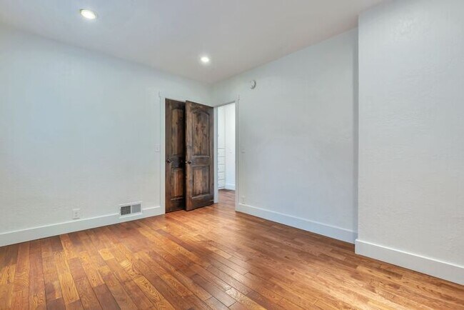 Building Photo - 4858 Viewmont St