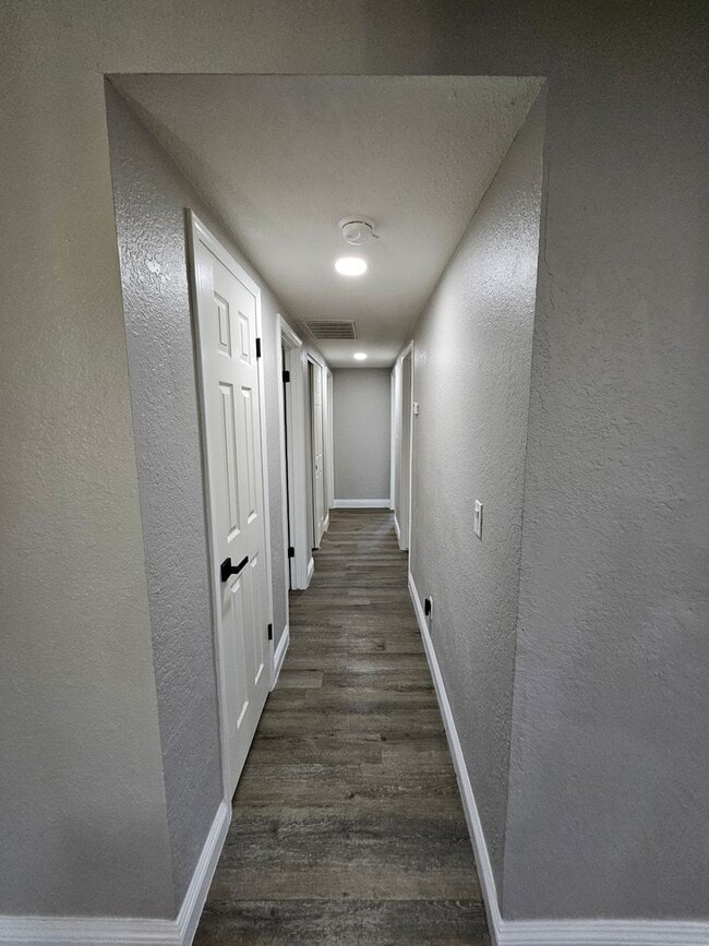 Building Photo - Welcome Home! Spacious Floor Plan 3 Bed 2 ...