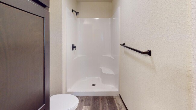 Building Photo - Stylish Living in a 3-Bed, 2-Bath Home wit...
