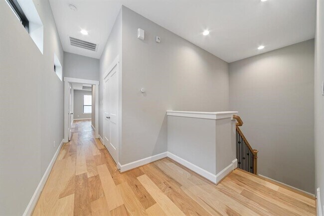 Building Photo - 1119 E 27th St