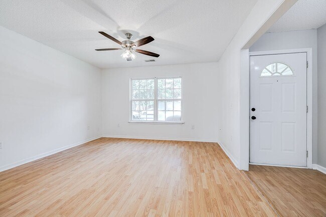 Building Photo - 3 Bedroom Springfield Home with Garage and Large Backyard