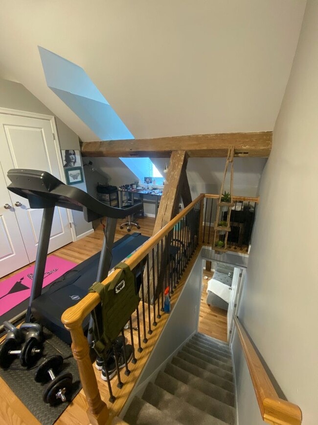 Building Photo - Beautiful Renovated 2 bedroom home with of...
