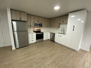 Building Photo - Completely Renovated Apartment!