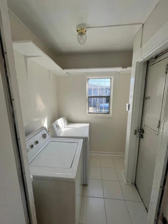 Building Photo - 1110 W 92nd St