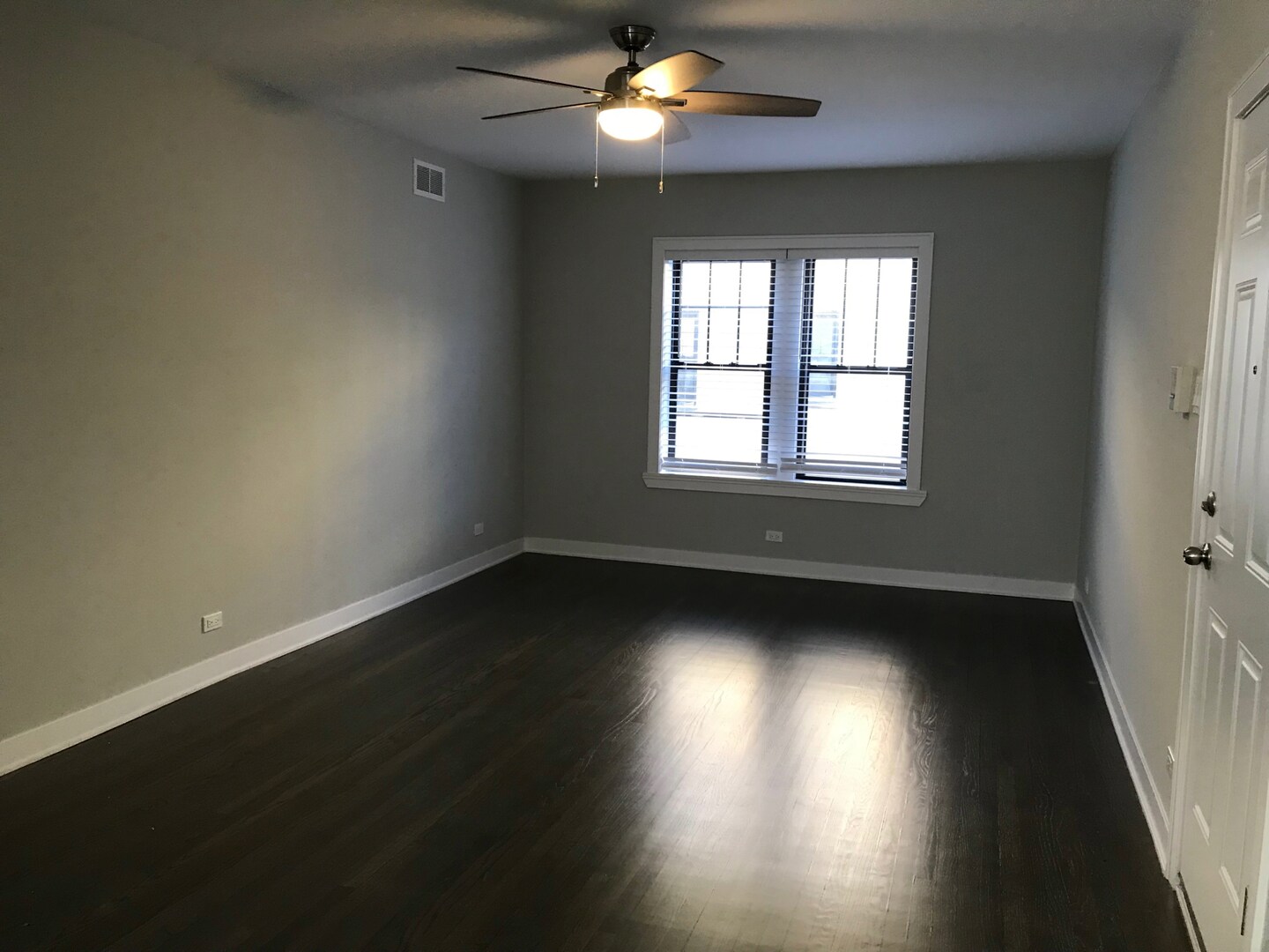 Building Photo - 1952 W Wilson Ave