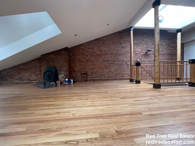 Building Photo - 1682 Beacon St
