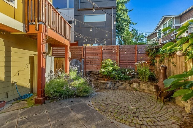 Building Photo - 3Bd/2.5Ba Seattle Townhouse