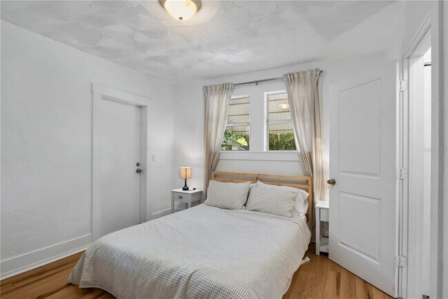 Building Photo - 918 16th St W