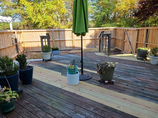 Building Photo - Yorktown Townhouse