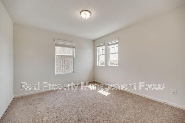 Building Photo - 713 Peach Tree Ln