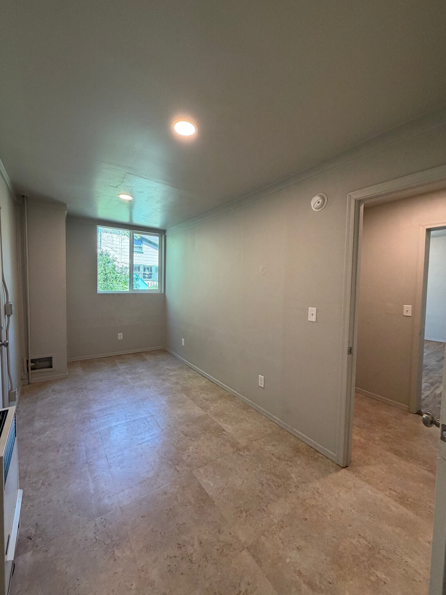Building Photo - 813 W Clay Ave