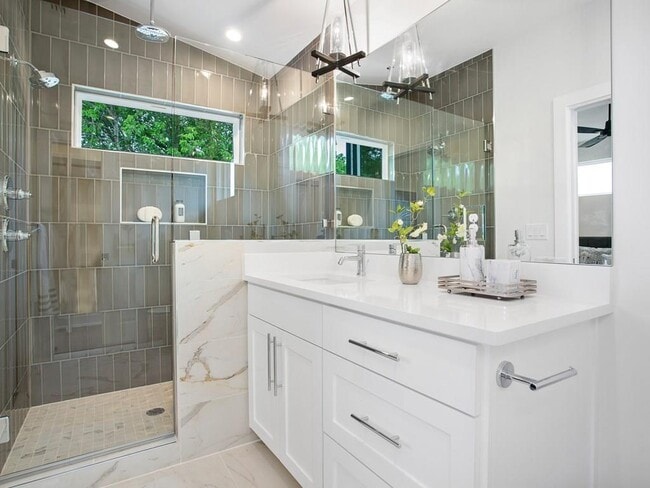 Building Photo - 1111 Brookswood Ave