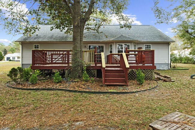 Building Photo - Cul-de-Sac Retreat with Vaulted Ceilings, Fireplace & Large Deck