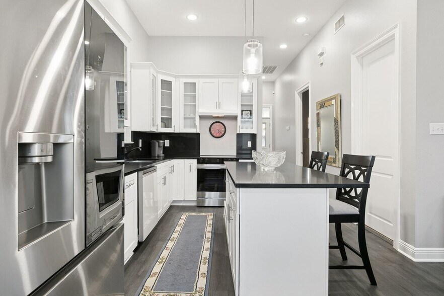 Building Photo - 2133 Dumaine St