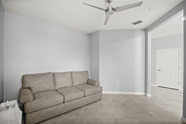 Building Photo - 12000 Santaluz Dr