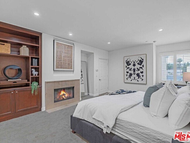 Building Photo - 143 N Arnaz Dr