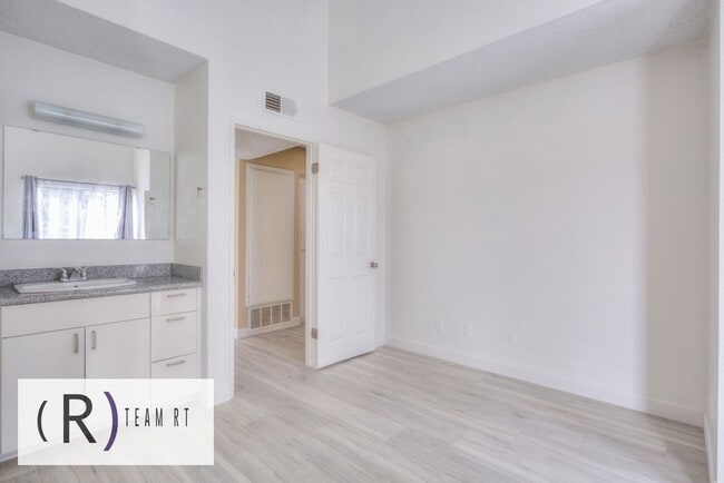 Building Photo - Gorgeous townhouse in a quiet 6-unit gated complex