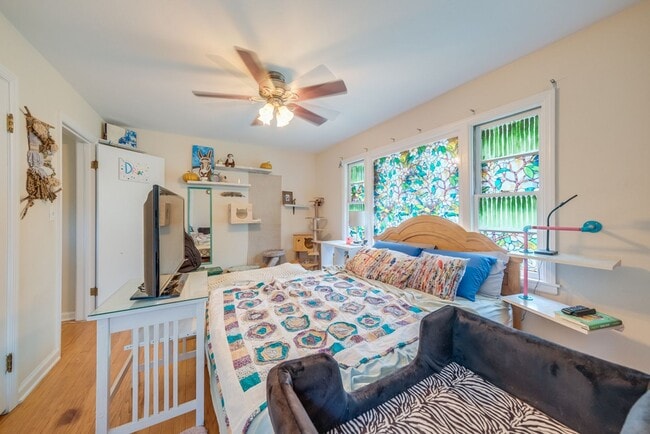 Building Photo - Charming 2-Bedroom Home with Bonus Space &...