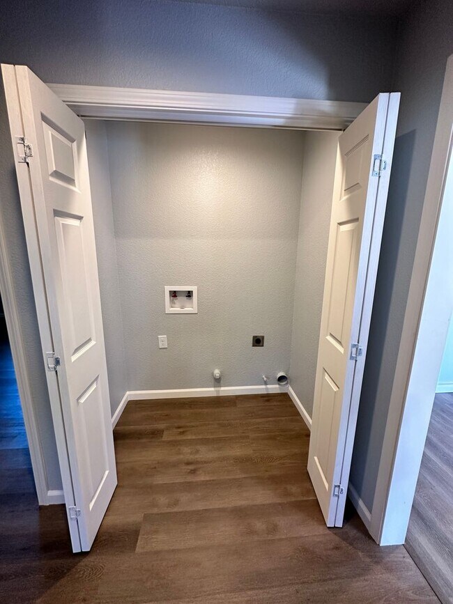 Building Photo - Beautiful 2 bedroom/2 bathroom Available soon!