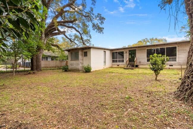 Building Photo - 2/2 with carport - fenced backyard