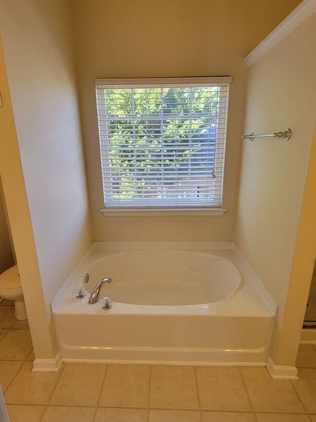 Building Photo - 4 bed, 2.5 Bath Home Available in Chartwel...