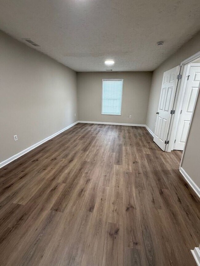 Building Photo - 4 Bedroom 3 Bath Specious Home