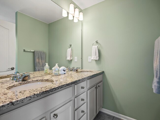 Building Photo - 202 N Sydney Ct