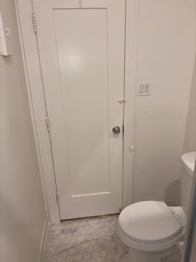 New lavatory - 4156 Rosewood Ave