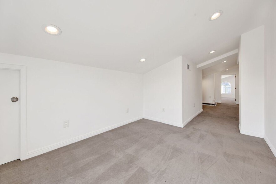 Building Photo - 552 N Madison Ave