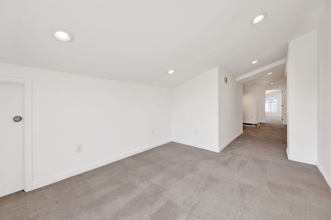 Building Photo - 552 N Madison Ave