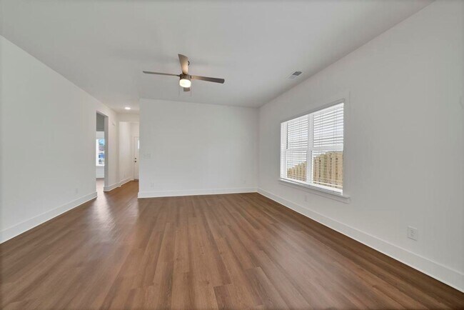 Building Photo - One Level Home with Garage and Fenced Back...