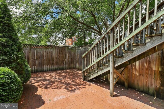 Building Photo - 310 9th St NE